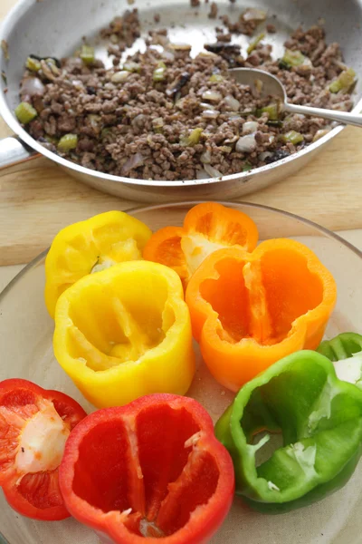 Making stuffed bell peppers — Stock Photo, Image