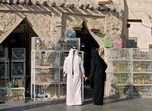 Qatarisk par i fågel souq — Stockfoto