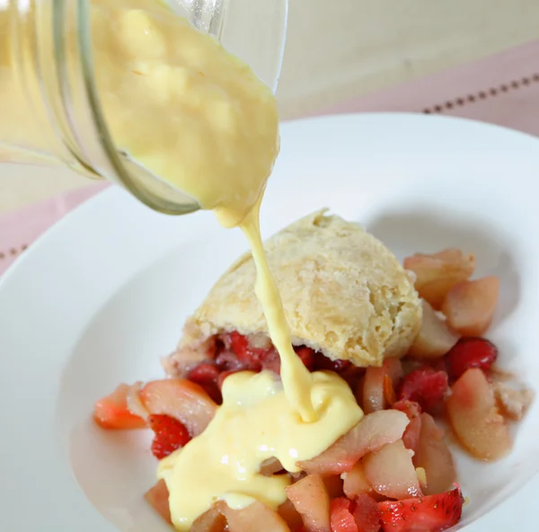 Hälla vaniljsås på frukt pudding — Stockfoto