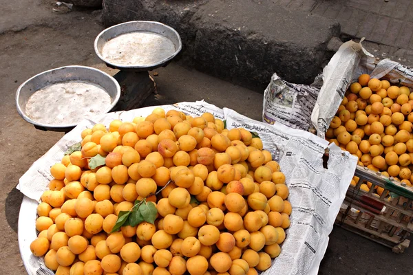 Aprikosen auf einer Straße in Kairo — Stockfoto