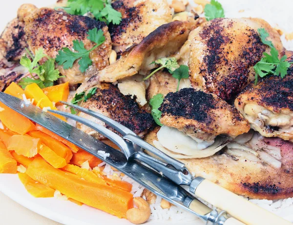 Servering sumak kyckling — Stockfoto