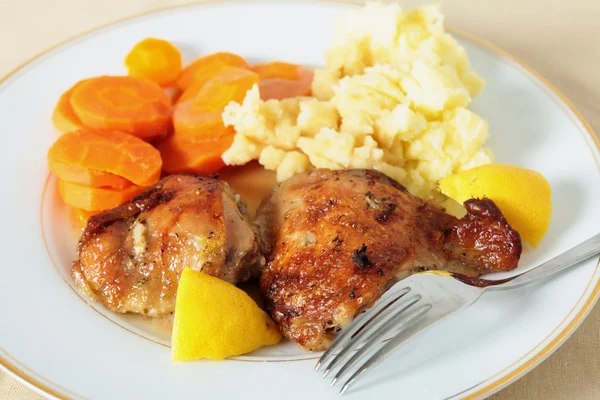 Grilled chicken potatoes and carrots — Stock Photo, Image