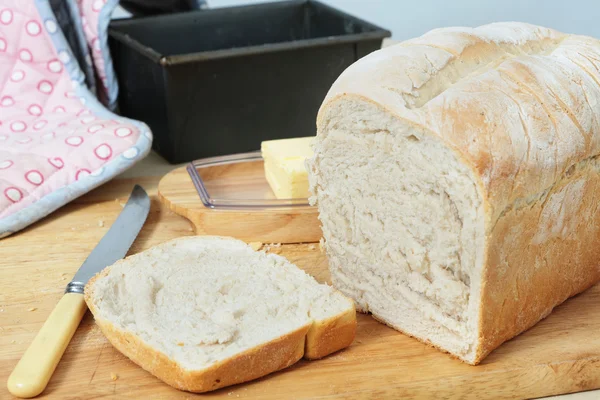 Frisch gebackenes Brot in Scheiben geschnitten — Stockfoto