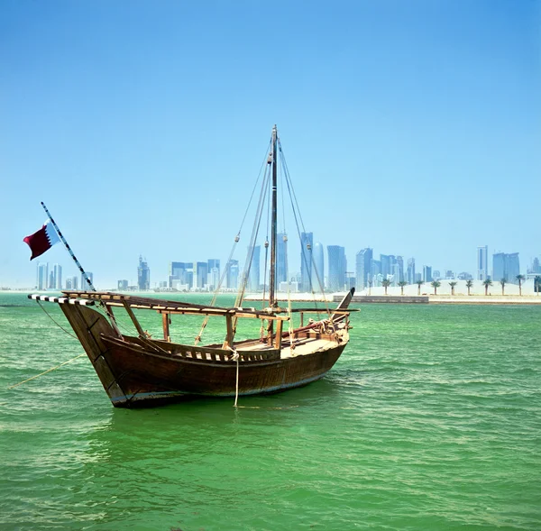 Dhow og Doha skyline - Stock-foto