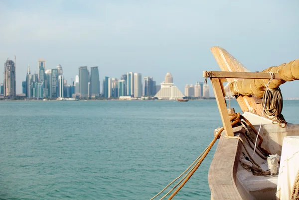 Barco y doha skyline — Foto de Stock