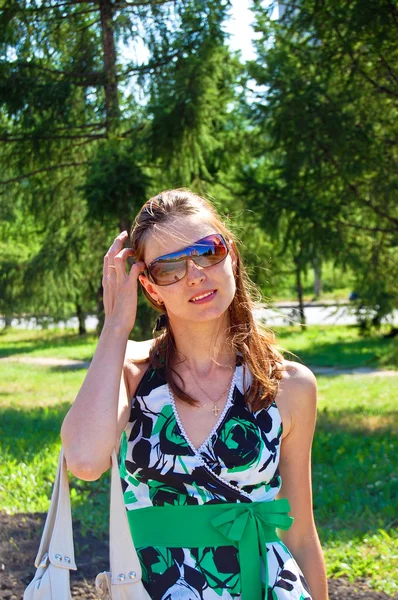 Uma mulher de óculos de sol . — Fotografia de Stock