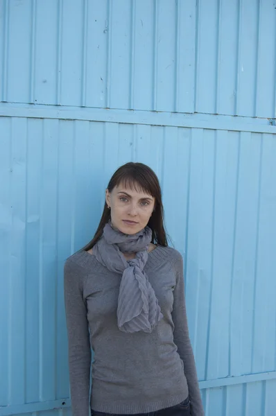 Frau auf dem Hintergrund der blauen — Stockfoto