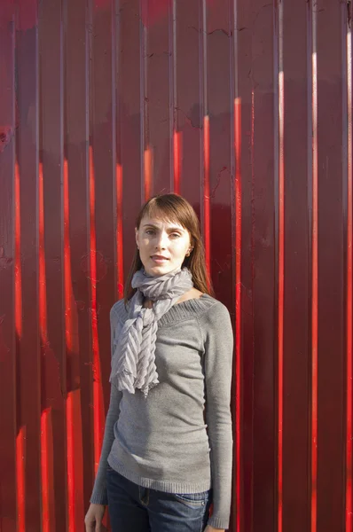 Kvinna på bakgrund av röda — Stockfoto