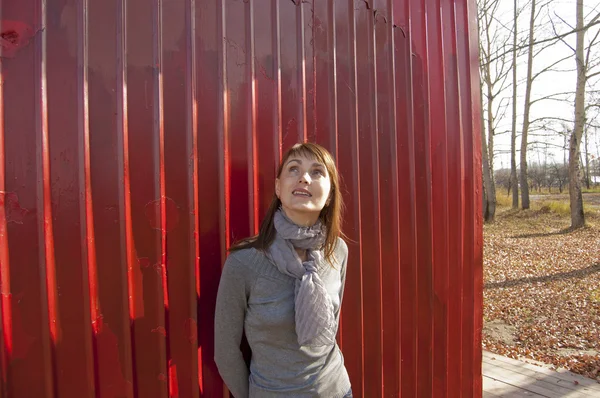 Frau auf dem Hintergrund der roten — Stockfoto