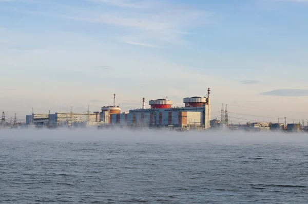 Атомна електростанція на березі охолодженої води — стокове фото