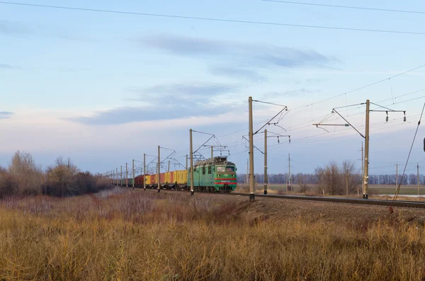 A ferrovia um trem de carga em movimento — Fotografia de Stock