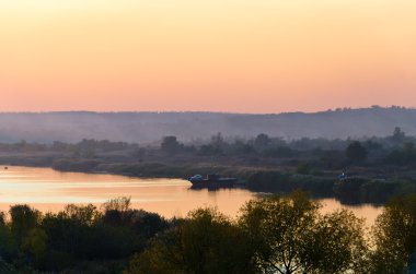 gün batımı küçük Nehri feribot