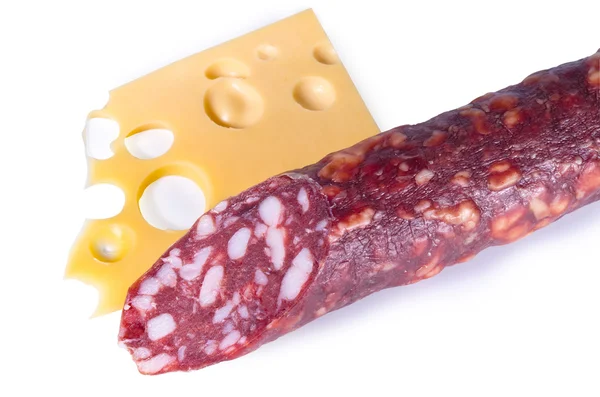 Stück Schweizer Käse mit Löchern ein Stäbchen Räucherwurst mit Fett — Stockfoto