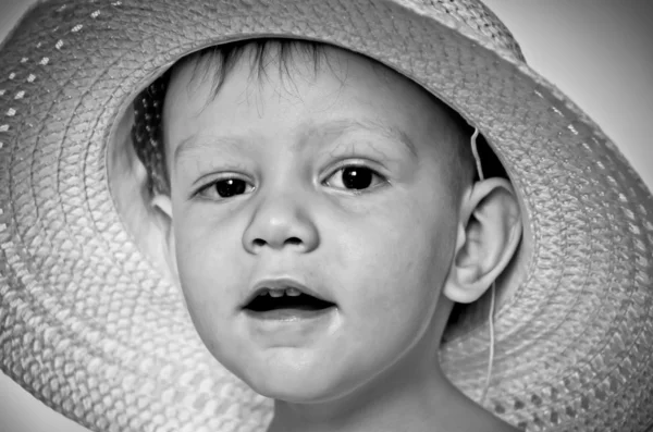 Menino sorri de chapéu — Fotografia de Stock