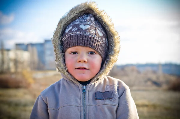 Nachdenklicher kleiner Junge geht im Herbst spazieren — Stockfoto