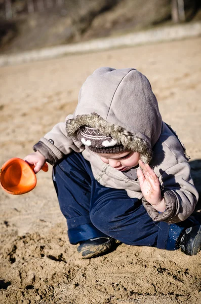 Jongen graaft in zand — Stockfoto