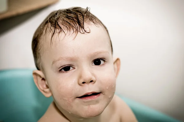 Mały chłopiec w łazience — Zdjęcie stockowe