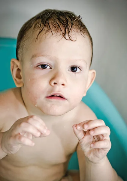 Маленький мальчик в ванной — стоковое фото