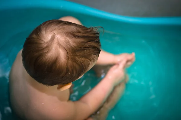 Маленький хлопчик сидить у ванній — стокове фото