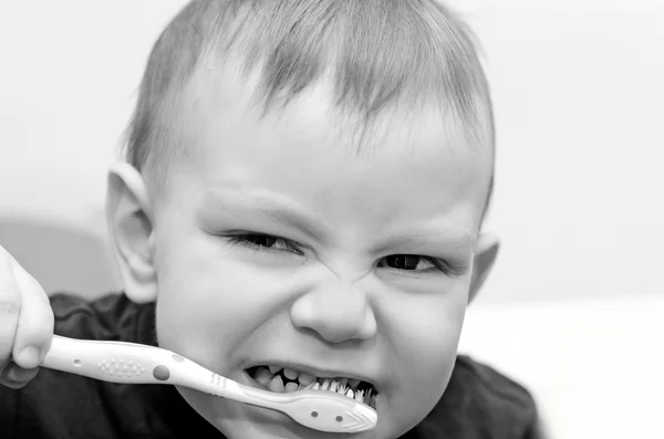 Kid escova os dentes — Fotografia de Stock