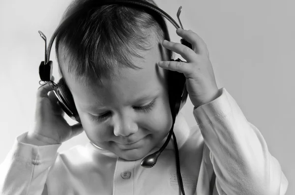 Niño usando auriculares telefónicos — Foto de Stock