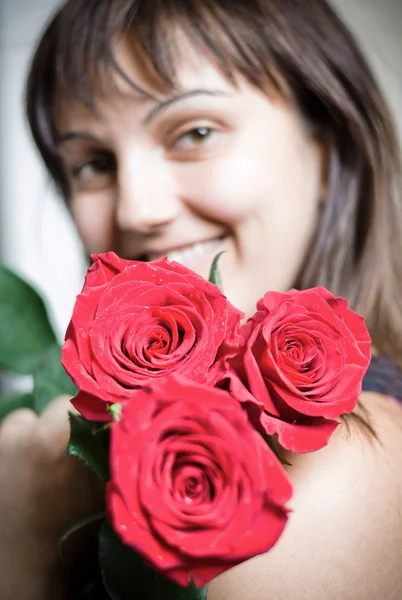 Girl a bouquet of roses — Stock Photo, Image
