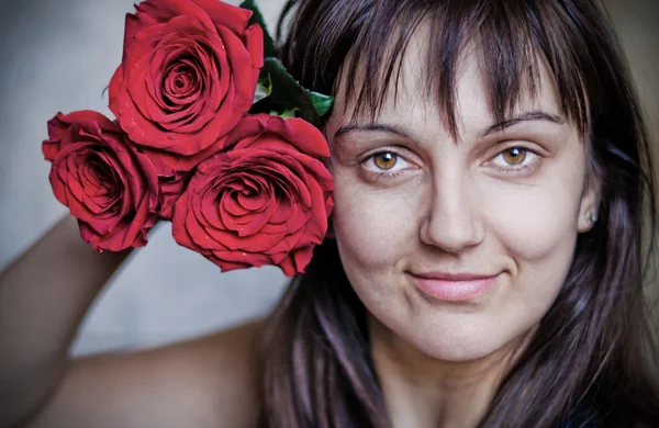 Настоящая молодая женщина с розами — стоковое фото