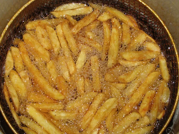 Французька картопля у фритюрниці — стокове фото