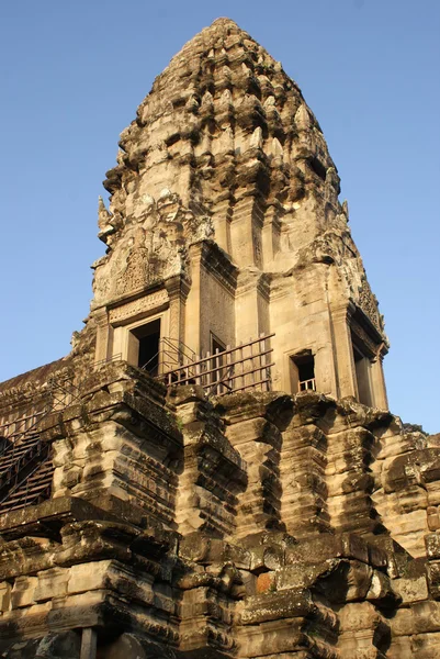Antiguo templo en angkor wat, cambodia — Foto de Stock