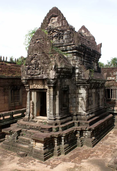 Antiguo templo en angkor wat, cambodia — Foto de Stock