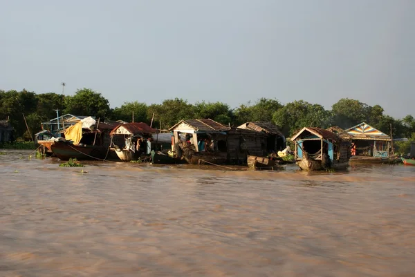 Casa flotante en el lago Tonle Sap, cerca de Angkor y Siem Reap, Camboya — Foto de Stock
