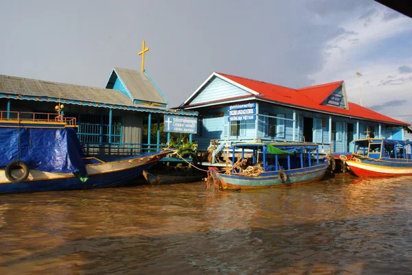 Maison flottante sur le lac Tonle Sap, près d'Angkor et Siem reap, Cambodge — Photo