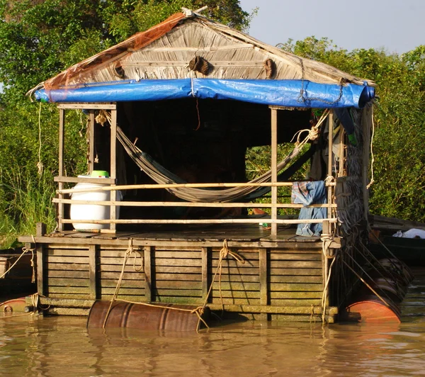 Schwimmendes Haus auf dem Tonle-Saft-See, in der Nähe von Angkor und Sim Reap, Kambodscha — Stockfoto