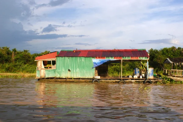 Dům na tonle sap jezera, poblíž angkor a siem reap, Kambodža-plovoucí — Stock fotografie