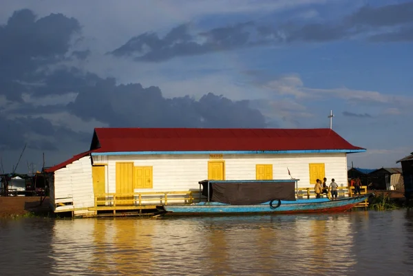 水上家屋、トンレサップ湖アンコールとシェムリ アップの近くを得る、カンボジアで — ストック写真