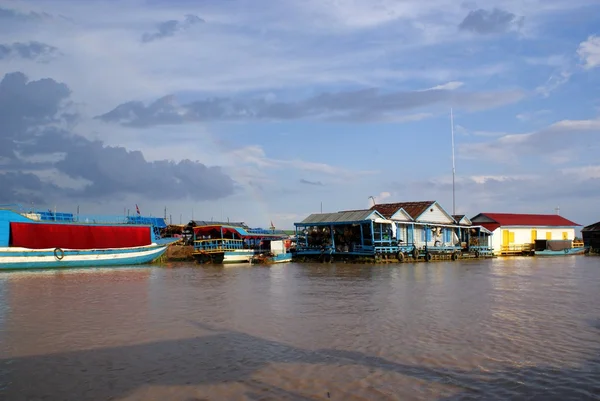 Casa flotante en el lago Tonle Sap, cerca de Angkor y Siem Reap, Camboya — Foto de Stock