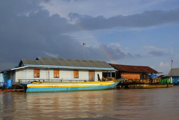 水上家屋、トンレサップ湖アンコールとシェムリ アップの近くを得る、カンボジアで — ストック写真