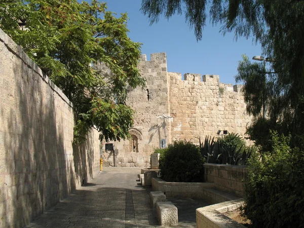 Rua estreita velha na parte histórica de Jerusalém, Israel — Fotografia de Stock