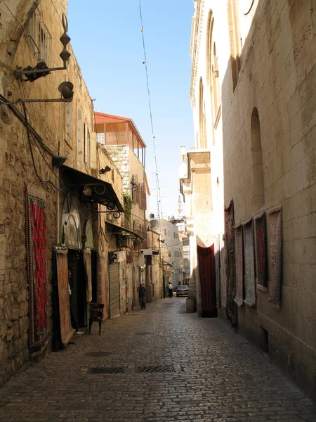 Antigua calle estrecha en la parte histórica de Jerusalén, Israel —  Fotos de Stock