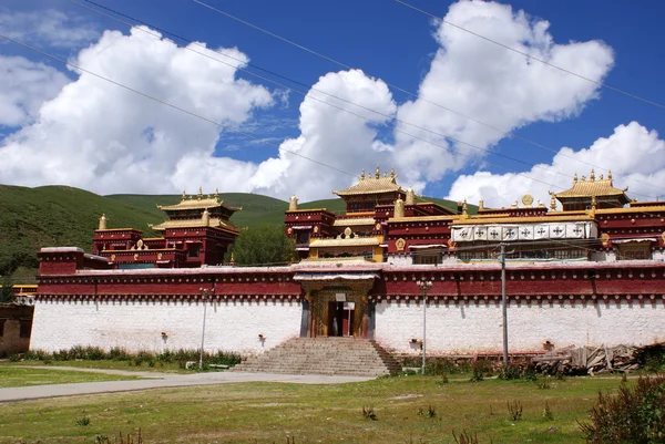 Buddist монастир у Litang, Тибет, Китай — стокове фото