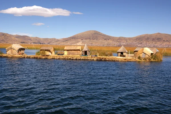 Uros - Isla flotante en lago titcaca en Perú — Foto de Stock