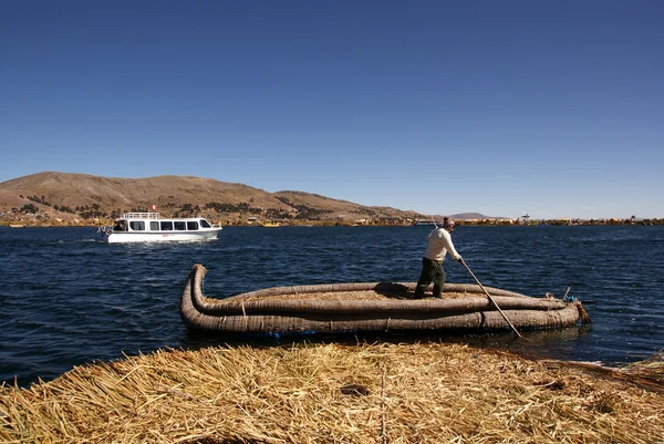 Uros - Isla flotante en lago titcaca en Perú — Foto de Stock