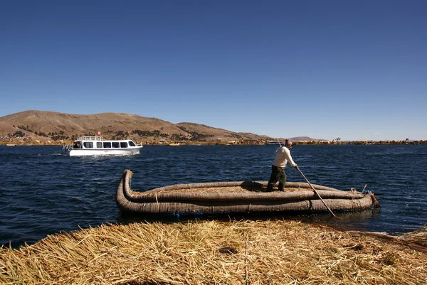 Uros - schwimmende insel auf titcaca-see in peru — Stockfoto