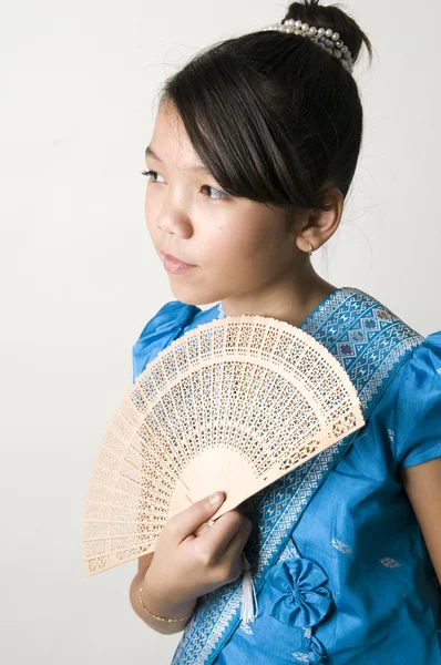 Asiática chica con ventilador —  Fotos de Stock