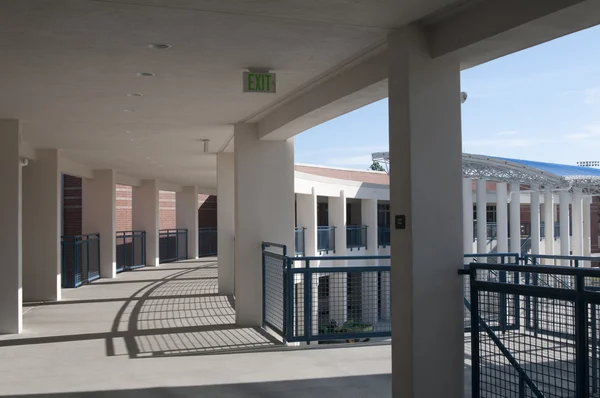 Außenkorridor an der Oberschule — Stockfoto