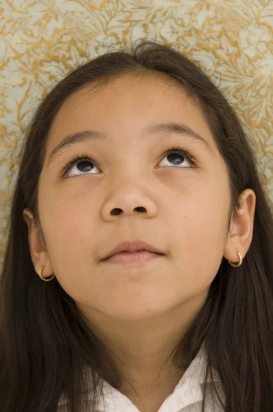 Porträt eines asiatischen Mädchens, das nach oben schaut — Stockfoto
