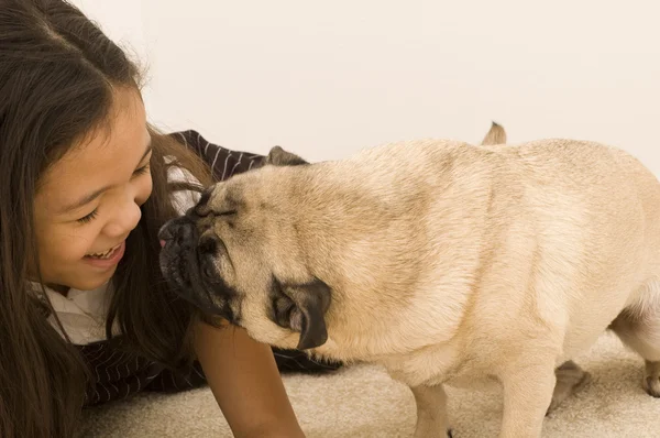 Menina asiática com cão — Fotografia de Stock