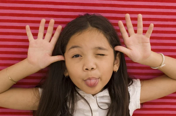 Porträt eines asiatischen Mädchens, das ein Gesicht macht — Stockfoto