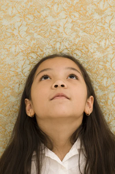 Menina asiática olhando para cima — Fotografia de Stock