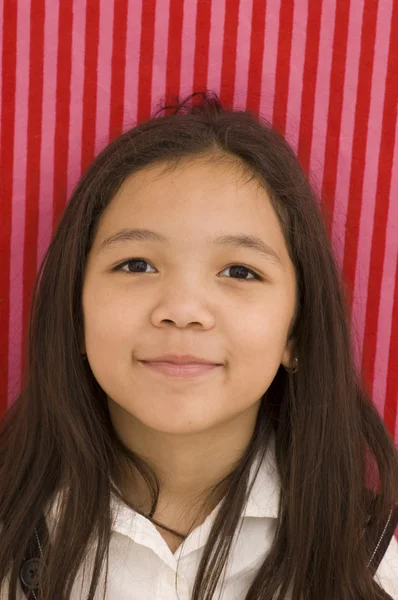 Asiatico ragazza sorridente contro modello sfondo — Foto Stock